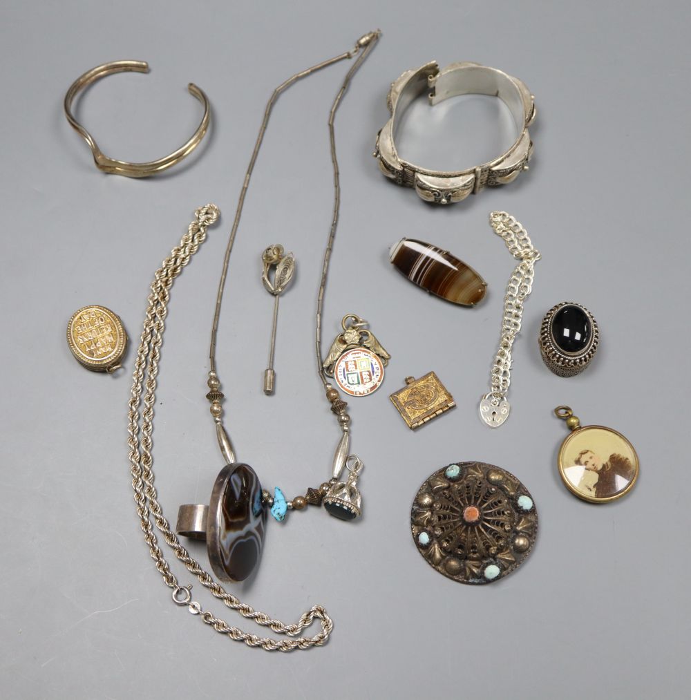 Assorted jewellery including agate mounted ring etc.
